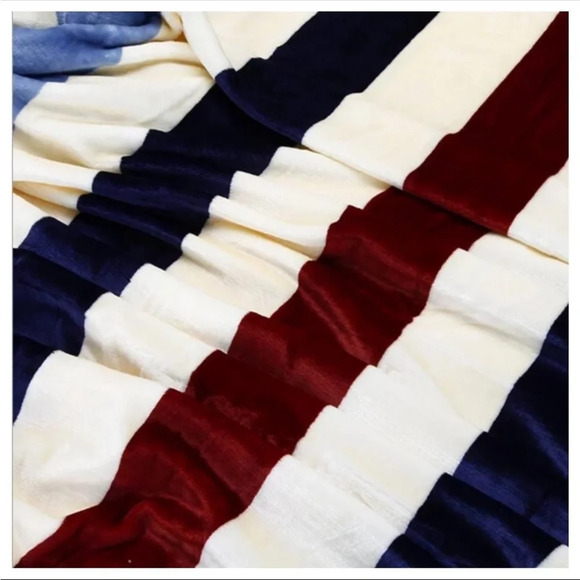 Luxury Collection Microplush Soft Blanket - Picture 3 of 3